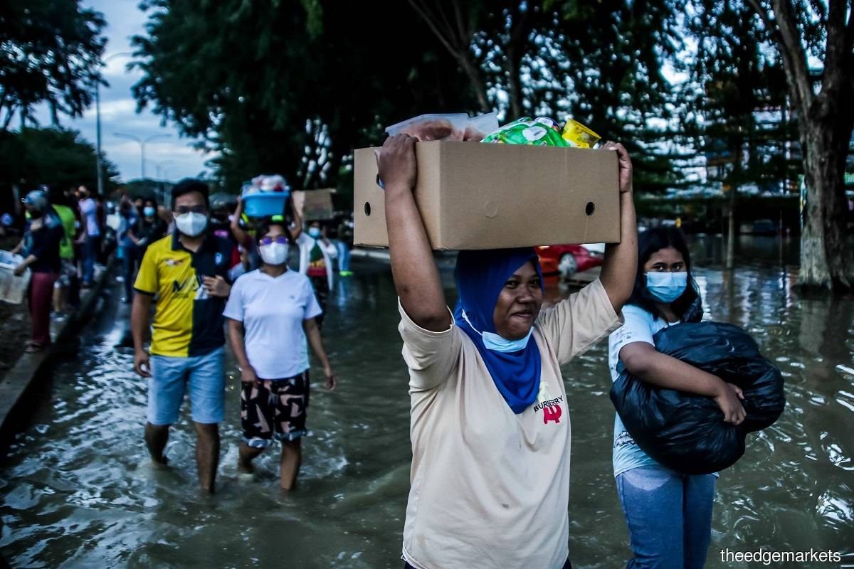 Clean up Begins As Floods Recede In Taman Sri Muda KLSE Screener clean-up-begins-as-floods-recede-in-taman-sri-muda-klse-screener